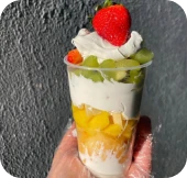 Salada de frutas no copo com creme de ninho